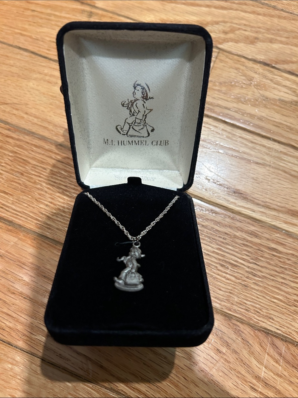 M.I. HUMMEL CLUB 1990 Sterling silver Hummel Figurine Pendant Necklace